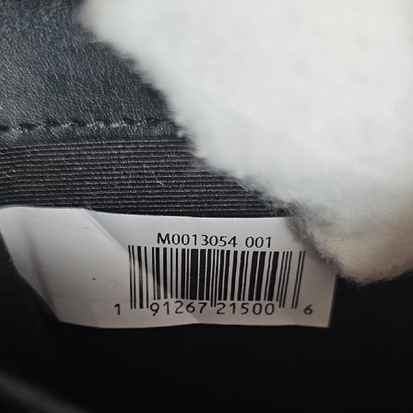 Marc Jacobs Black Pebbled Leather Zip Card Case with Gold Accent - Picture 11 of 11